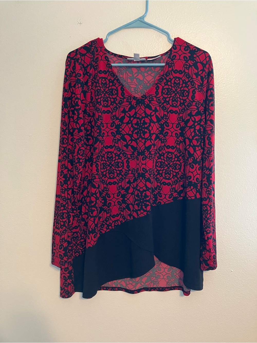 Dana Buchman Red and Black Patterned V-Neck Long Sleeve Tunic